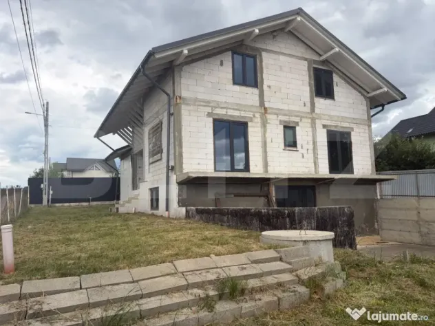 Casa de vanzare, 315 mp, 6 ari teren, 38 m front stradal, zo