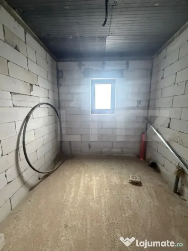 Casa de vanzare, 315 mp, 6 ari teren, 38 m front stradal, zo