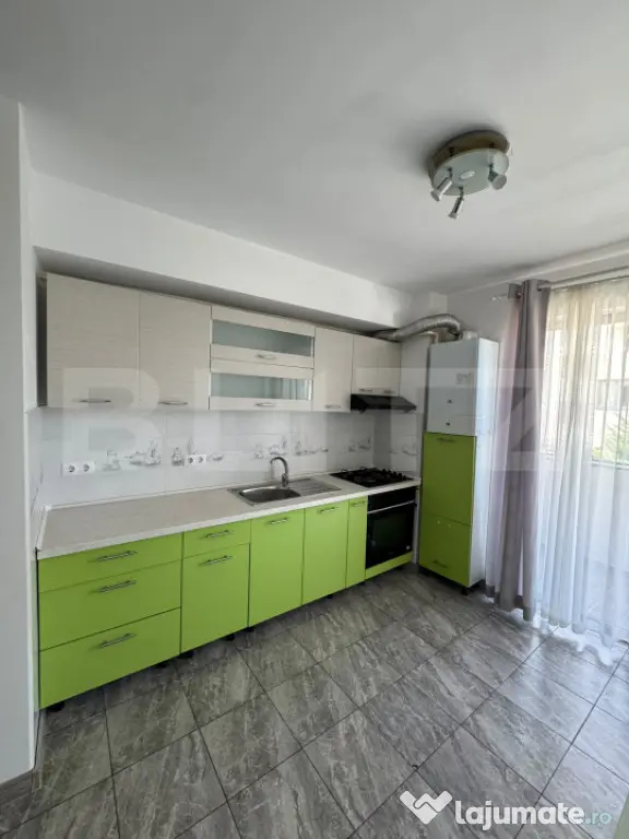 Apartament 2 camere, decomandat, loc de parcare