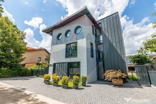 Casă / Vilă exclusivista cu 9 camere de vânzare în Ot...