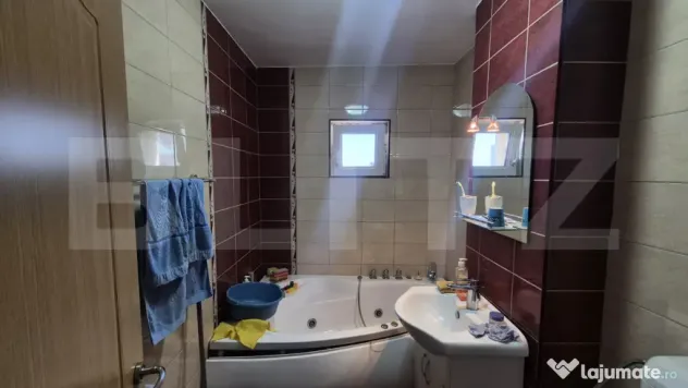 Apartament cu 3 camere de vanzare, 76,47 mp, in Carpati 2