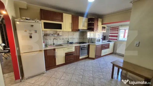 Apartament cu 3 camere de vanzare, 76,47 mp, in Carpati 2