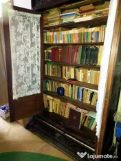 Bibliotecă Henri II, nuc masiv, cca. 1900 — uși cu geam, sculptată manual