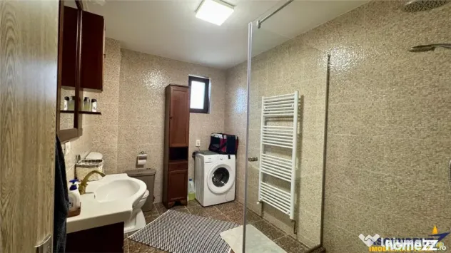 Refugiu pretios:jacuzzi, lemn masiv,2.000 mp teren,4 dormito