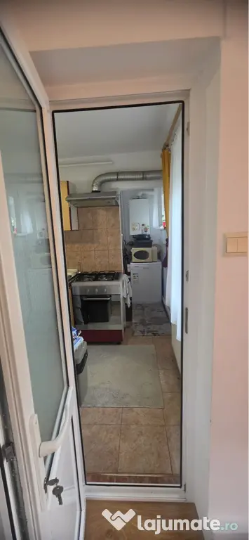 închiriez ap cu 2 camere