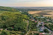 Teren pe deal, 1.150 mp, în Miniș, front 26 m, Drumul V... 