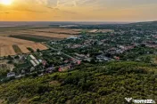 Teren în Miniș, pe deal, 1.150 mp, front 26 m, Drumul Vinului 