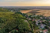 Teren pe deal, 1.150 mp, în Miniș, front 26 m, Drumul V... 
