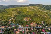 Teren pe deal, 1.150 mp, în Miniș, front 26 m, Drumul V... 