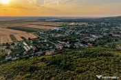 Teren pe deal, 1.150 mp, în Miniș, front 26 m, Drumul V... 