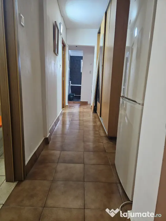 Vând apartament 3 camere vis a vis de școala generală Topoloveni.