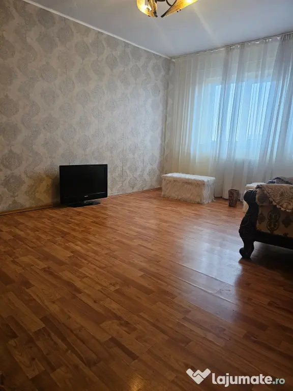 Vând apartament 3 camere vis a vis de școala generală Topoloveni.