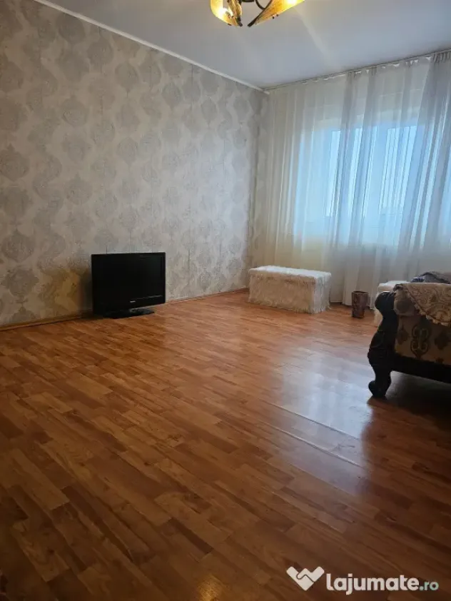 Vând apartament 3 camere vis a vis de școala generală Topoloveni.