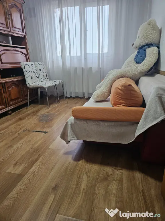 Vând apartament 3 camere vis a vis de școala generală Topoloveni.