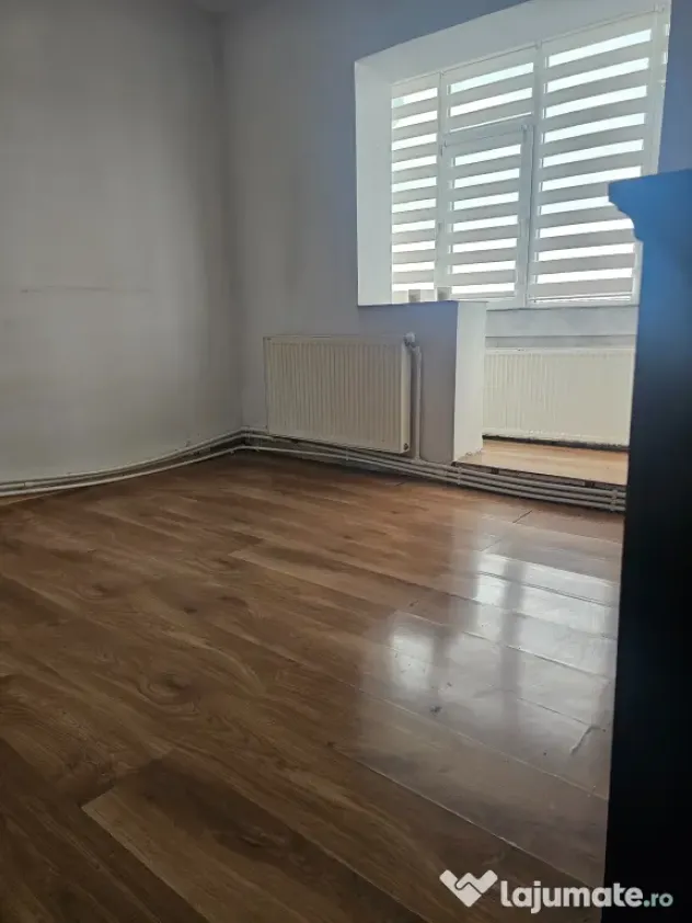Vând apartament 3 camere vis a vis de școala generală Topoloveni.