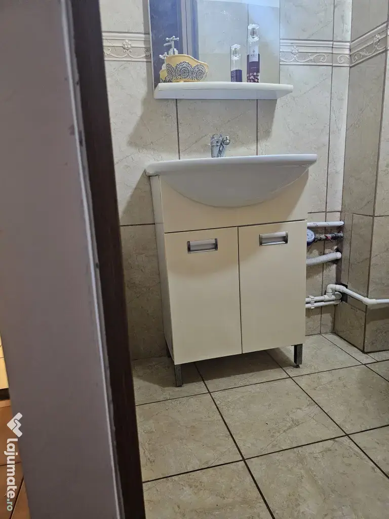 Vând apartament 3 camere vis a vis de școala generală Topoloveni.