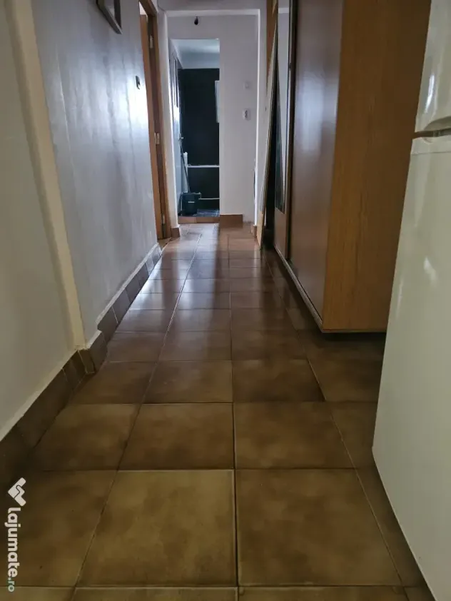 Vând apartament 3 camere vis a vis de școala generală Topoloveni.