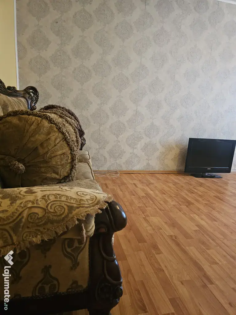 Vând apartament 3 camere vis a vis de școala generală Topoloveni.