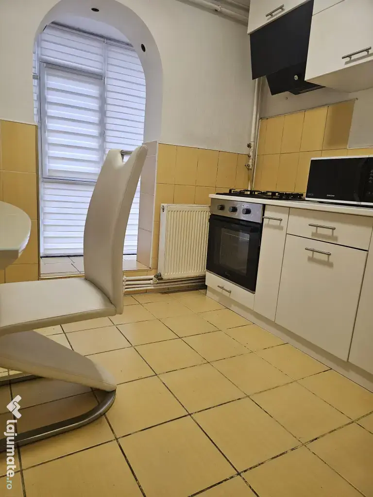 Vând apartament 3 camere vis a vis de școala generală Topoloveni.