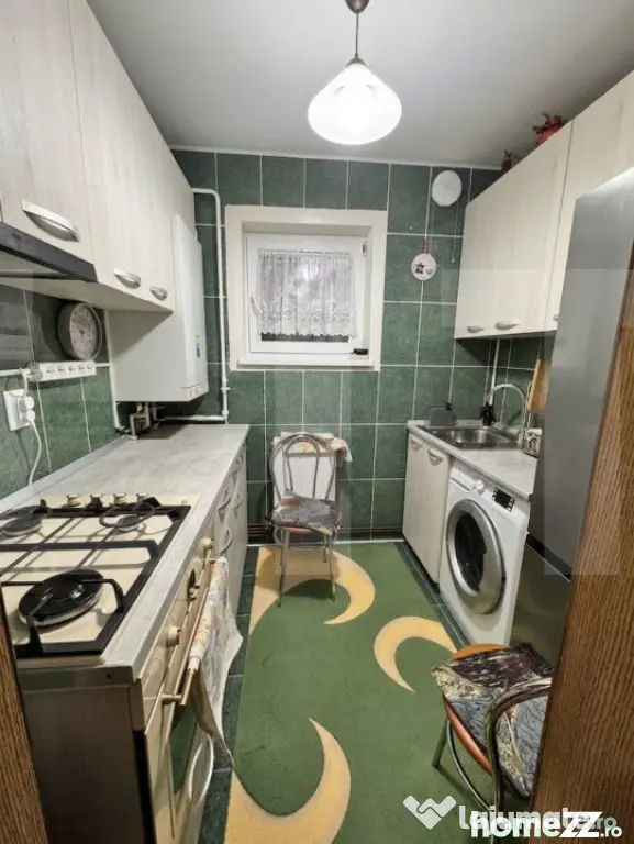 Apartament cu 3 camere semidecomandat – B-dul Mihai Emines