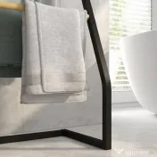 HOMCOM Suport pentru prosoape cu 4 bare din oțel și bambus, 40.5x28x98cm, negru și culoare lemn