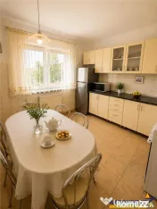 Casa individuala cu 5 camere, garaj, pivnita si curte propri 