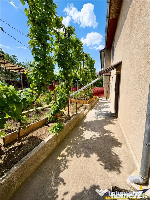 Casa individuala cu 5 camere, garaj, pivnita si curte propri