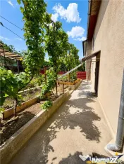 Casa individuala cu 5 camere, garaj, pivnita si curte propri 