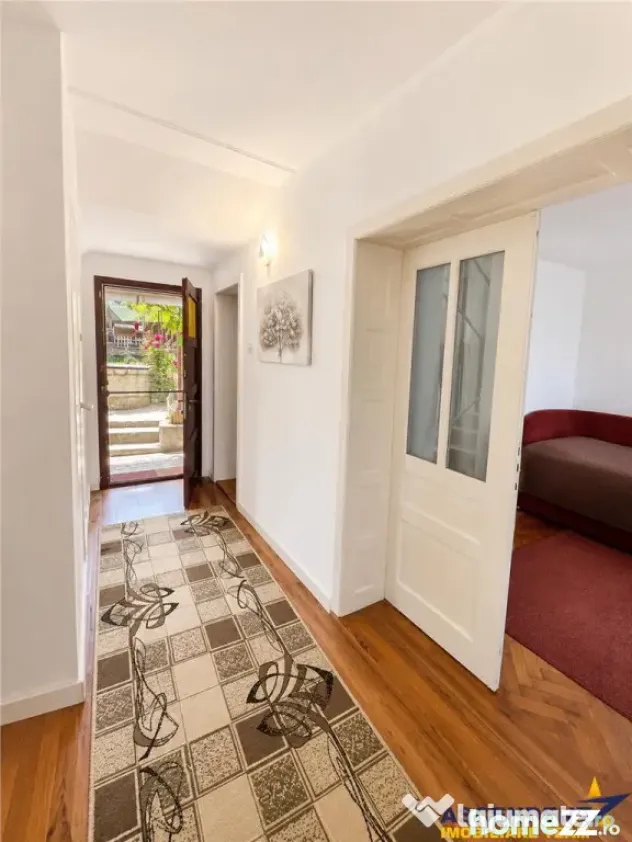 Casa individuala cu 5 camere, garaj, pivnita si curte propri