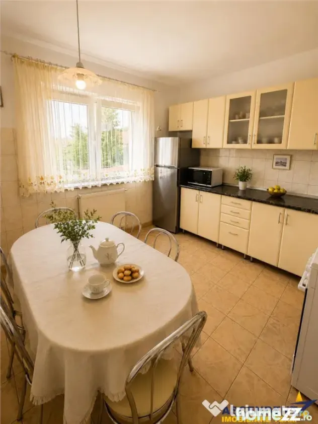 Casa individuala cu 5 camere, garaj, pivnita si curte propri