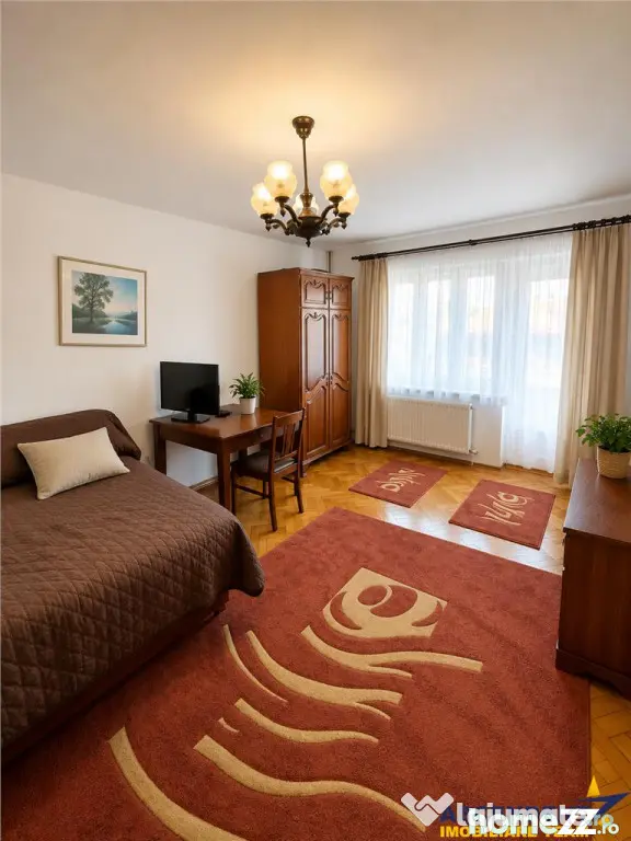 Casa individuala cu 5 camere, garaj, pivnita si curte propri