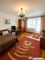Casa individuala cu 5 camere, garaj, pivnita si curte propri