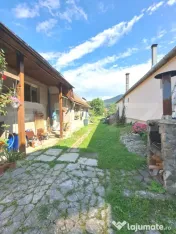 Casă spațioasă cu livadă, teren de 1.690 mp și panouri 