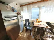 Casă spațioasă cu livadă, teren de 1.690 mp și panouri 
