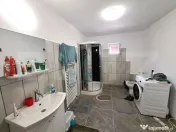 Casă spațioasă cu livadă, teren de 1.690 mp și panouri 