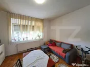Casă spațioasă cu livadă, teren de 1.690 mp și panouri 