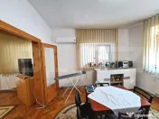 Casă spațioasă cu livadă, teren de 1.690 mp și panouri 