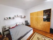 Casă spațioasă cu livadă, teren de 1.690 mp și panouri 