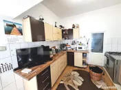 Casă spațioasă cu livadă, teren de 1.690 mp și panouri 