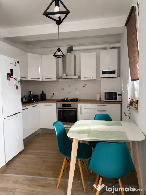 Apartament de 2 camere de inchiriat -- bloc nou, parcare inclusă, central