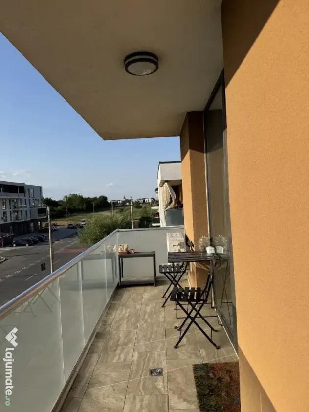 Apartament de 2 camere de inchiriat -- bloc nou, parcare inclusă, central