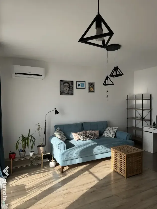 Apartament de 2 camere de inchiriat -- bloc nou, parcare inclusă, central