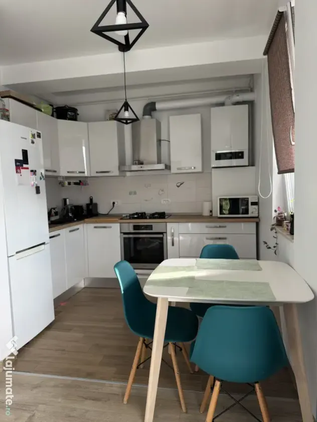 Apartament de 2 camere de inchiriat -- bloc nou, parcare inclusă, central