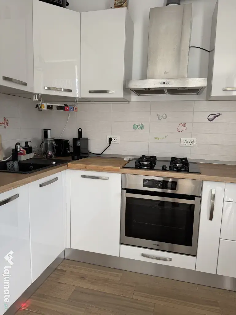 Apartament de 2 camere de inchiriat -- bloc nou, parcare inclusă, central