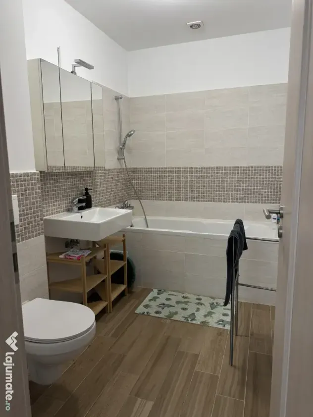 Apartament de 2 camere de inchiriat -- bloc nou, parcare inclusă, central
