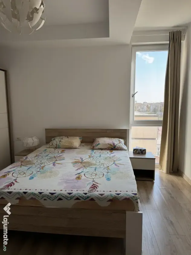 Apartament de 2 camere de inchiriat -- bloc nou, parcare inclusă, central