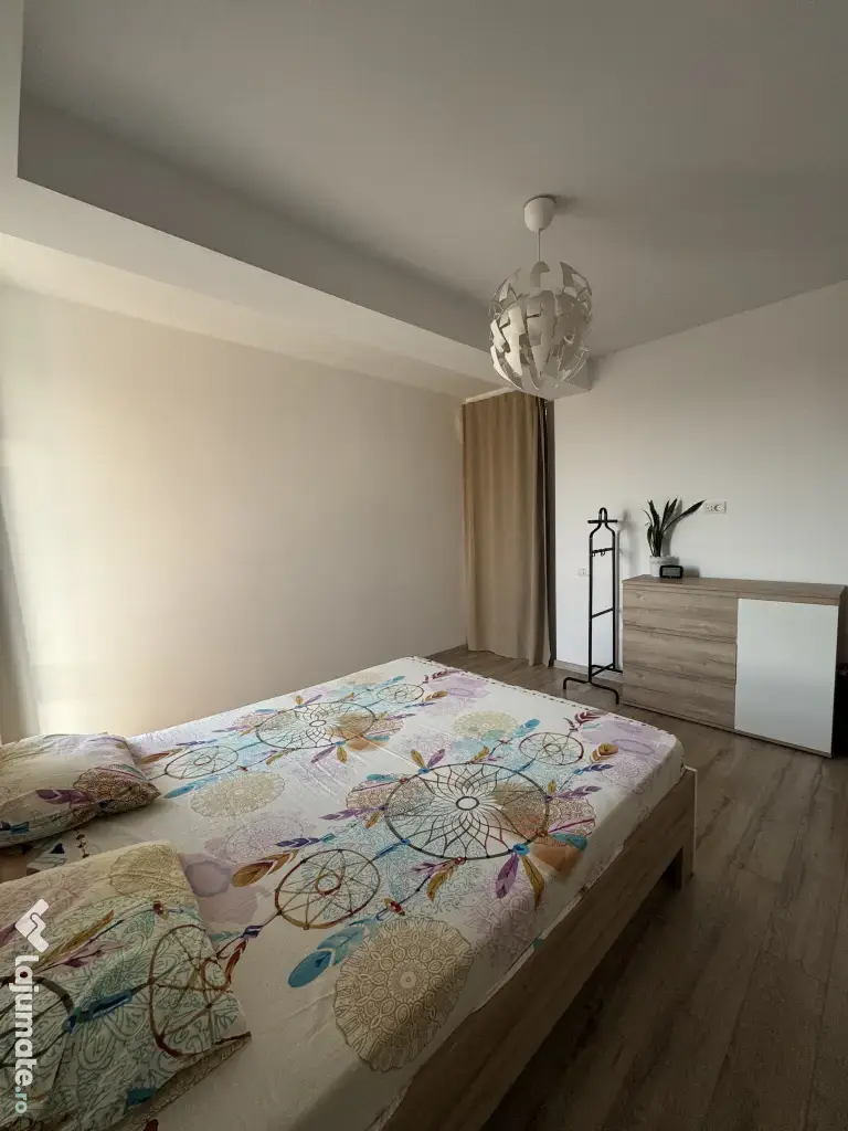 Apartament de 2 camere de inchiriat -- bloc nou, parcare inclusă, central