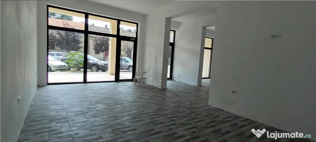 Spatiu Comercial cu 3 usi din sticla si vitrine mari - Elisa