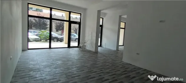 Spatiu Comercial cu 3 usi din sticla si vitrine mari - Elisa