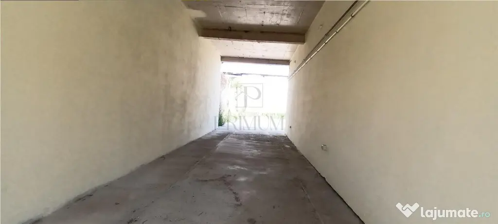 Spatiu Comercial cu 3 usi din sticla si vitrine mari - Elisa